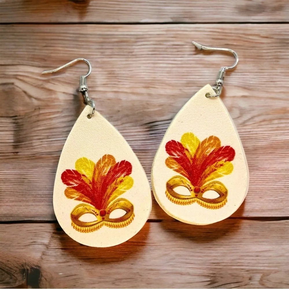 🎭 Catch the Festive Spirit with Our NWT Mardi Gras Mask Dangle Earrings! 🎭